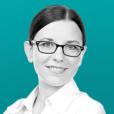 Porträt einer lächelnden Frau mit Brille